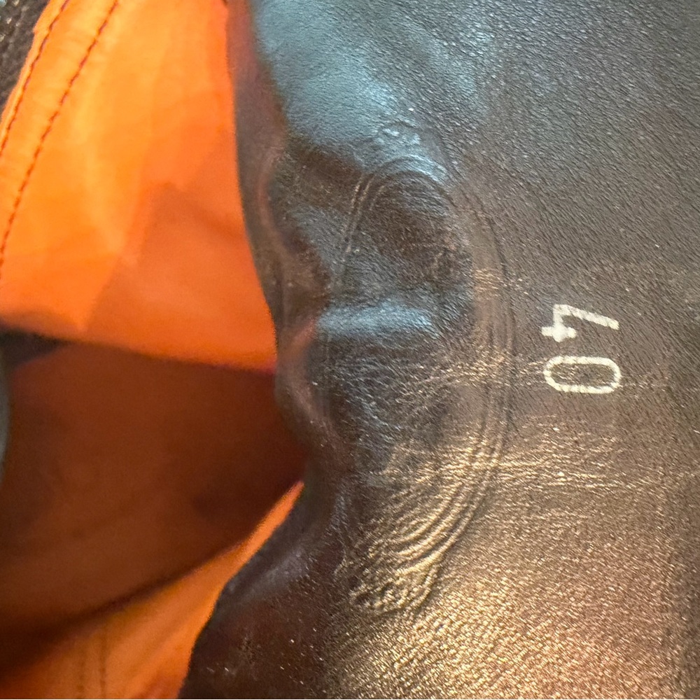 Tod’s Suede Leather Boots
Where Italian craftsmanship meets timeless style. - Picture 5 of 5